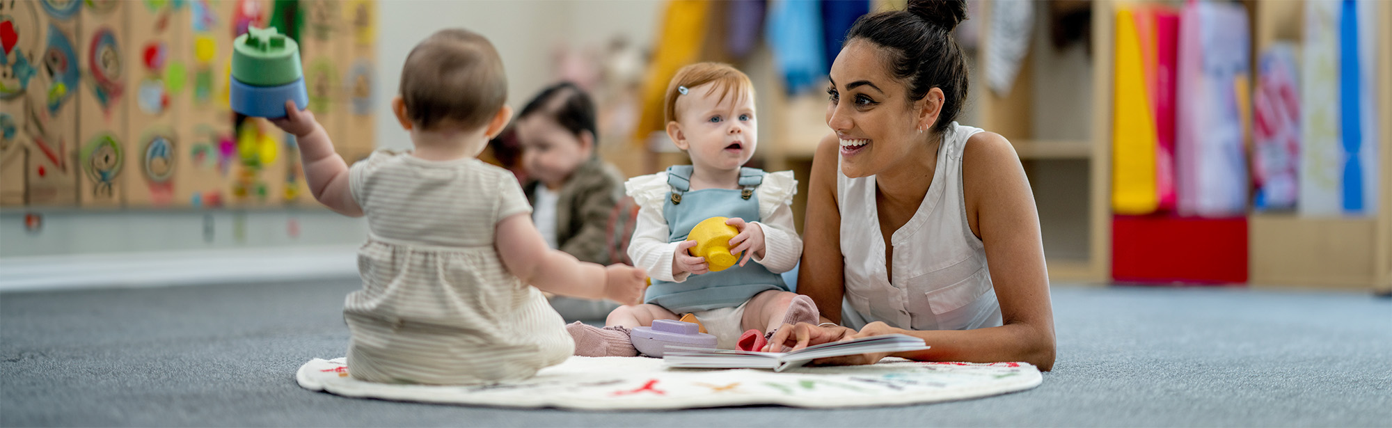 Pädagogin mit Kleinkindern in der Kinderkrippe